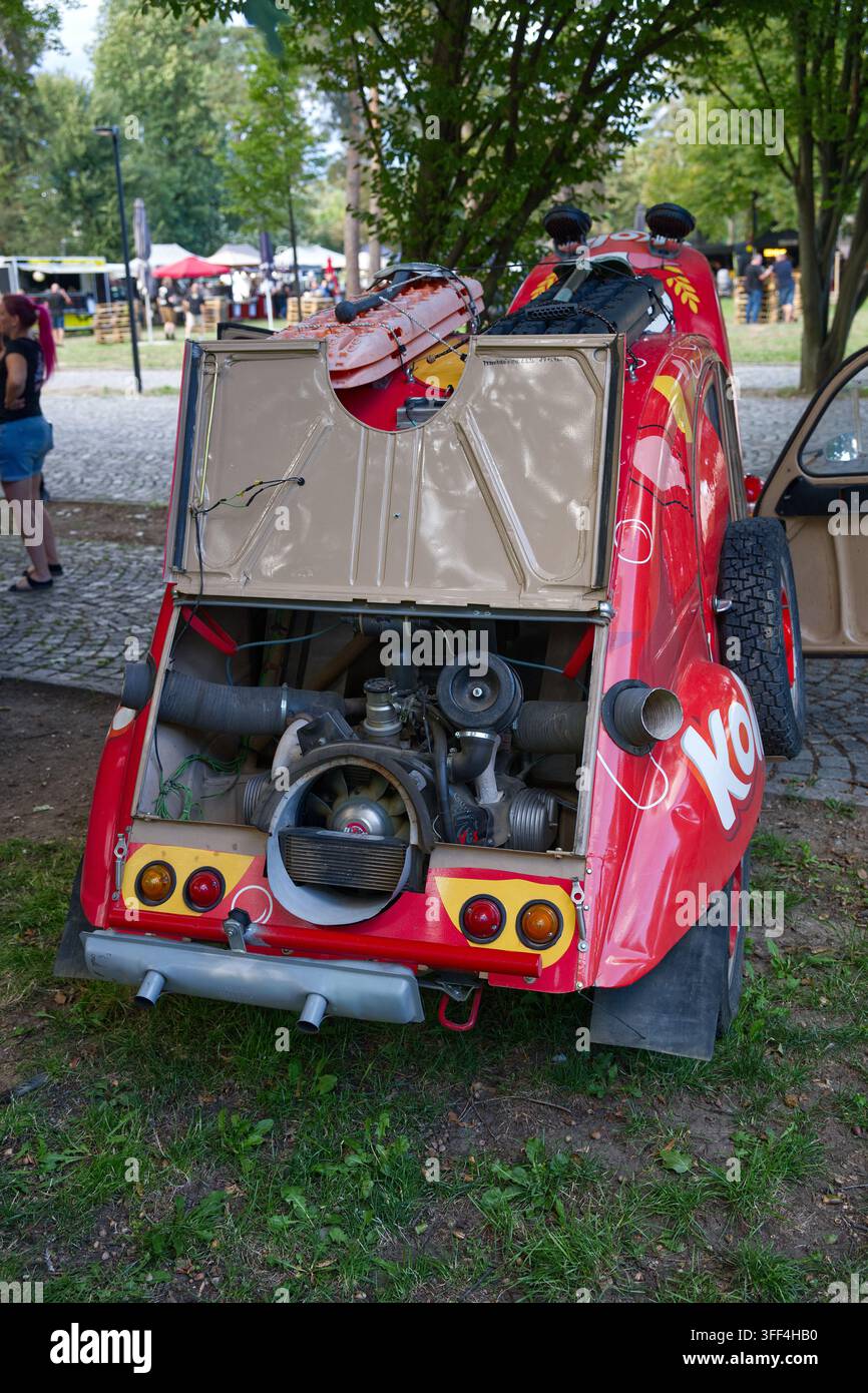 Vano motore posteriore di un veicolo a tre ruote personalizzato esposto ai Prague Harley Days 2026. Foto Stock