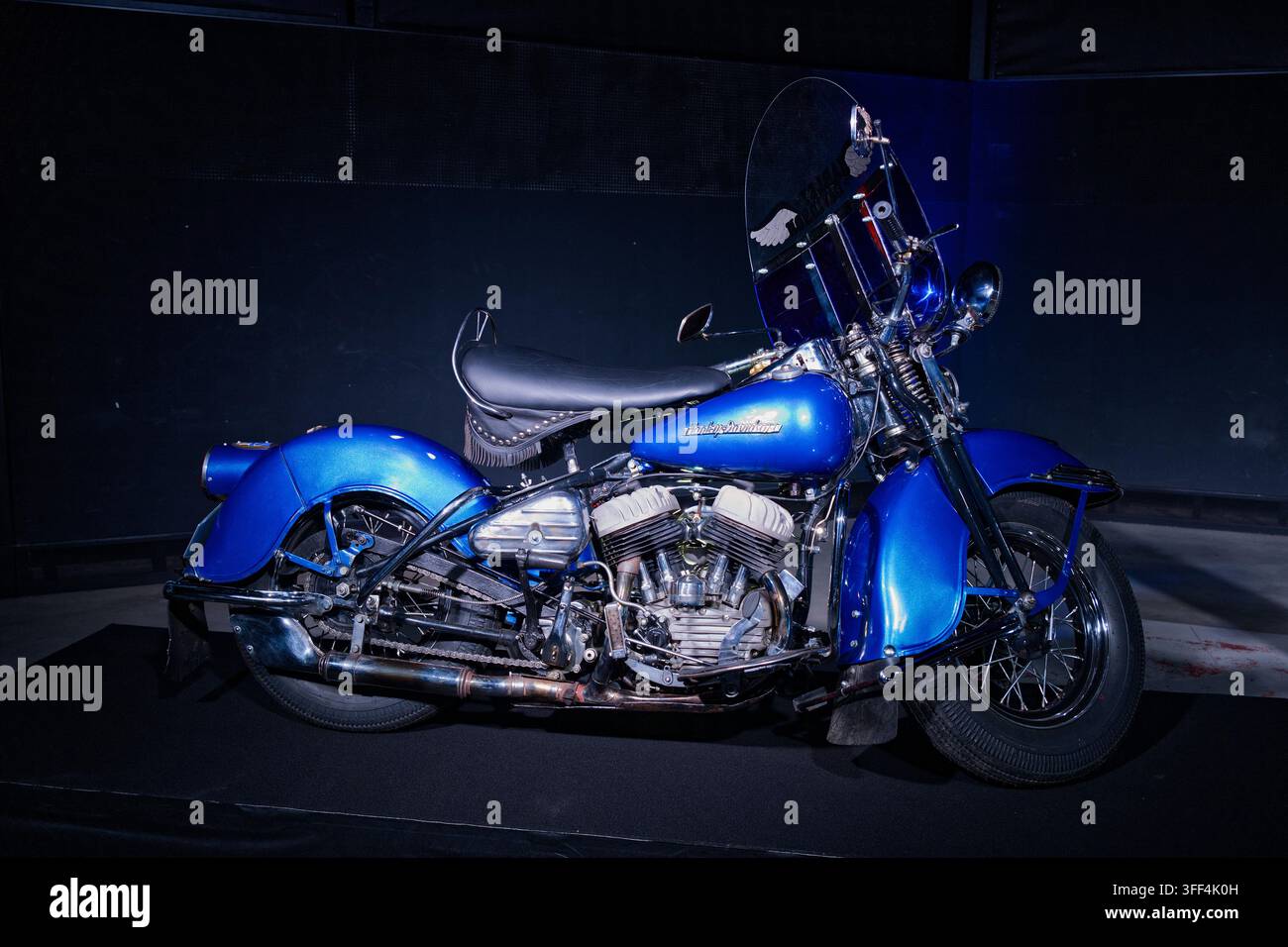 Moto Harley-Davidson vintage blu con parabrezza esposta come parte di una mostra del patrimonio ai Prague Harley Days 2026. Foto Stock
