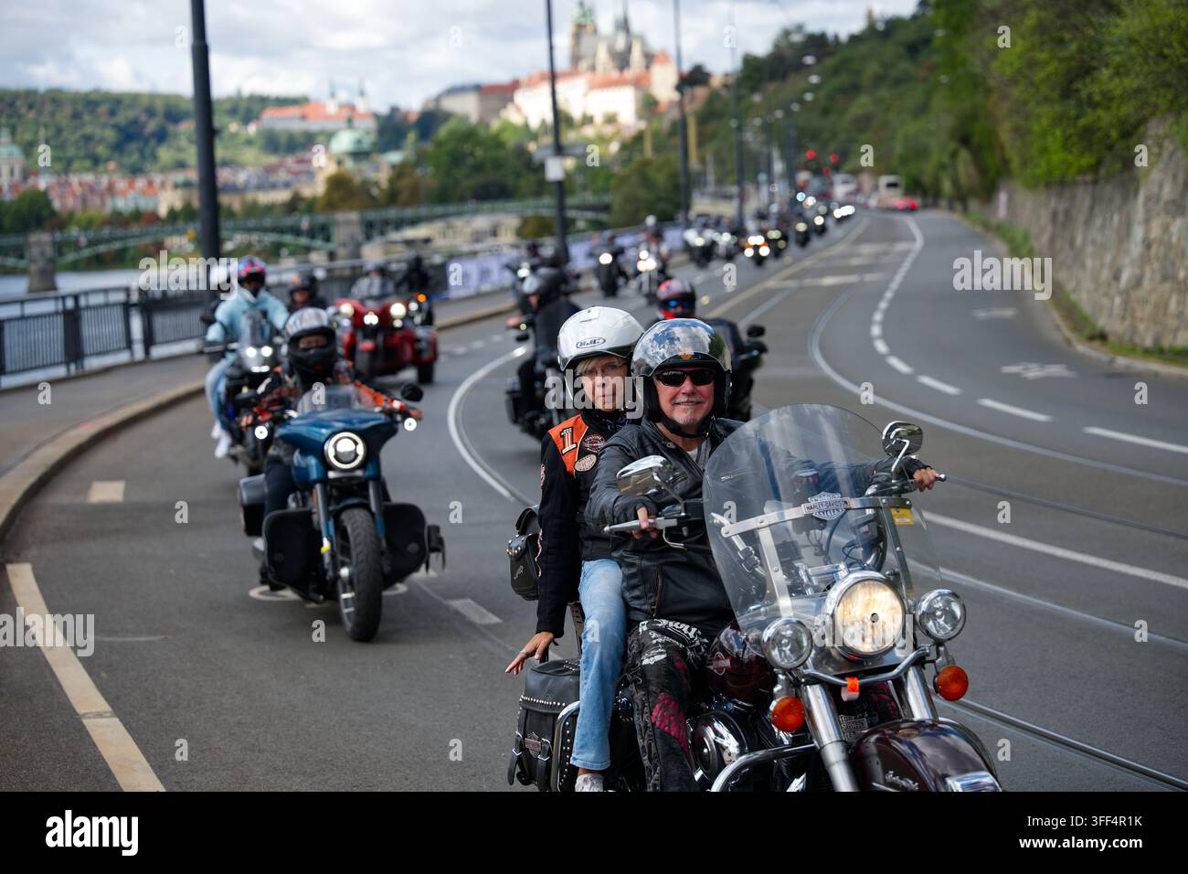 Un passeggero gesticola mentre guida su un trike da turismo durante la parata di motociclette dei Prague Harley Days 2026 Foto Stock