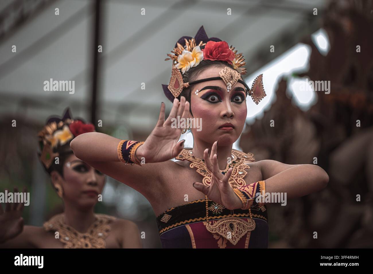 Danzatore balinese tradizionale che si esibisce in un costume tradizionale ornato Foto Stock