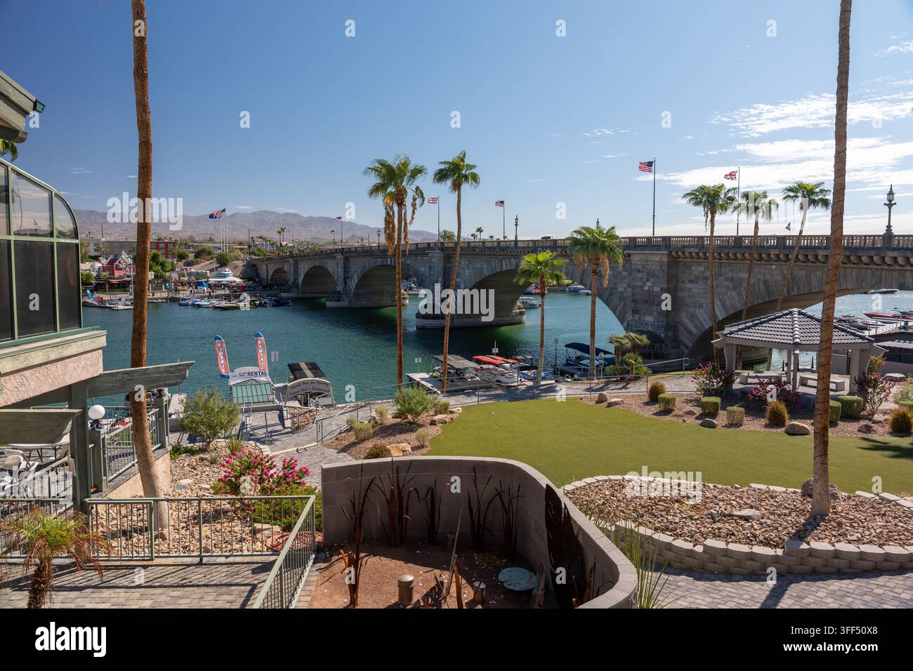 Lake Havasu City, AZ USA – 5 settembre 2026: Il ponte storico di Londra attraversa il Bridgewater Channel a Lake Havasu, circondato da palme Foto Stock