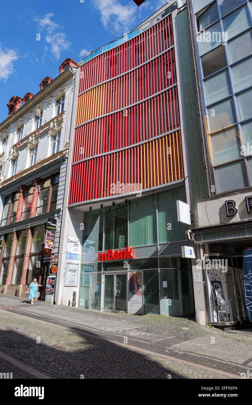 Esterno dell'edificio mBank nel centro città di Liberec. Facciata moderna della proprietà immobiliare commerciale. Attività finanziarie e servizi in Europa. Foto Stock