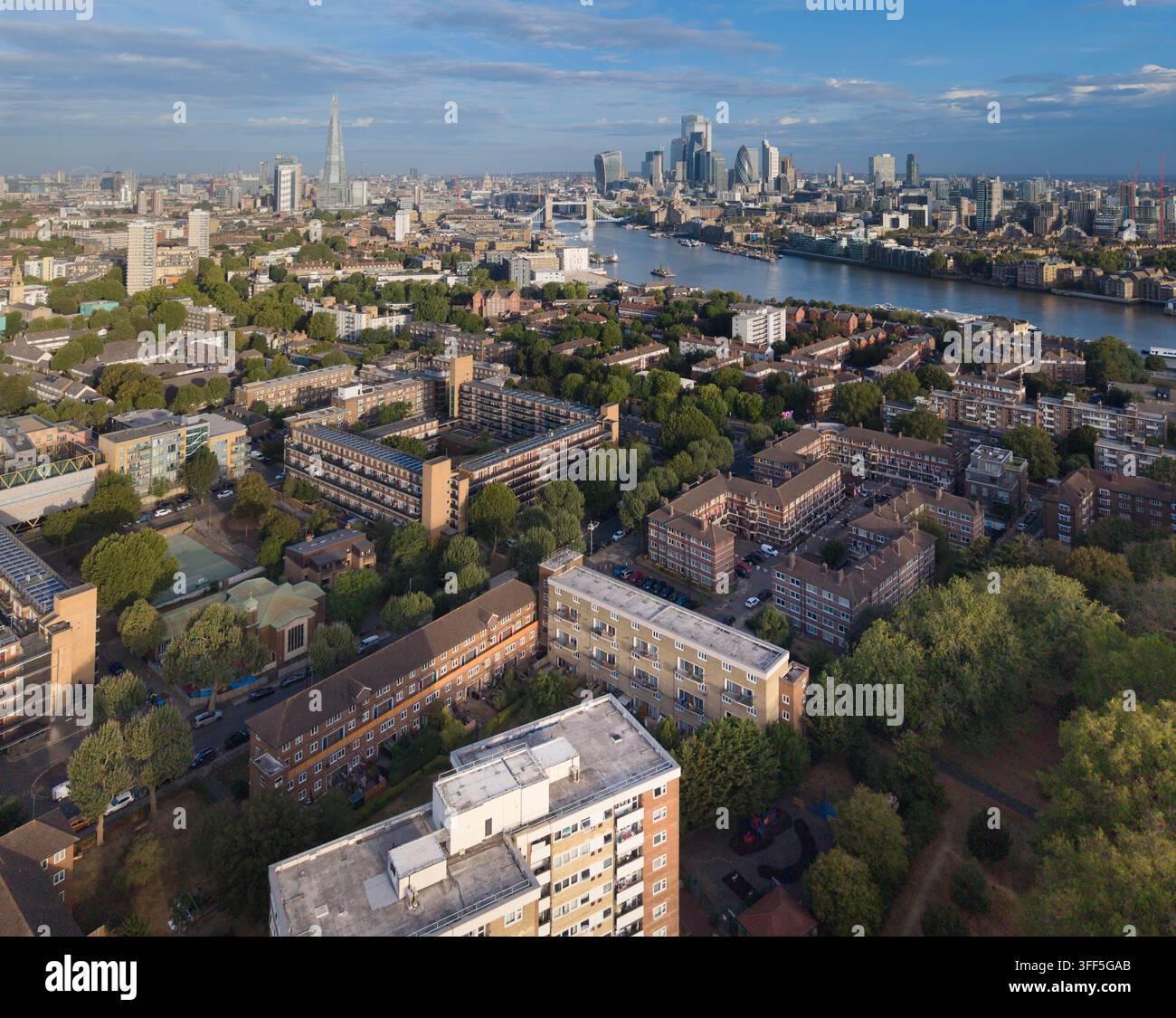 I residenti vivono a Southwark, a Londra, ripresi dall’alto per mostrare case urbane insieme a monumenti iconici come lo Shard e il Tamigi. Foto Stock