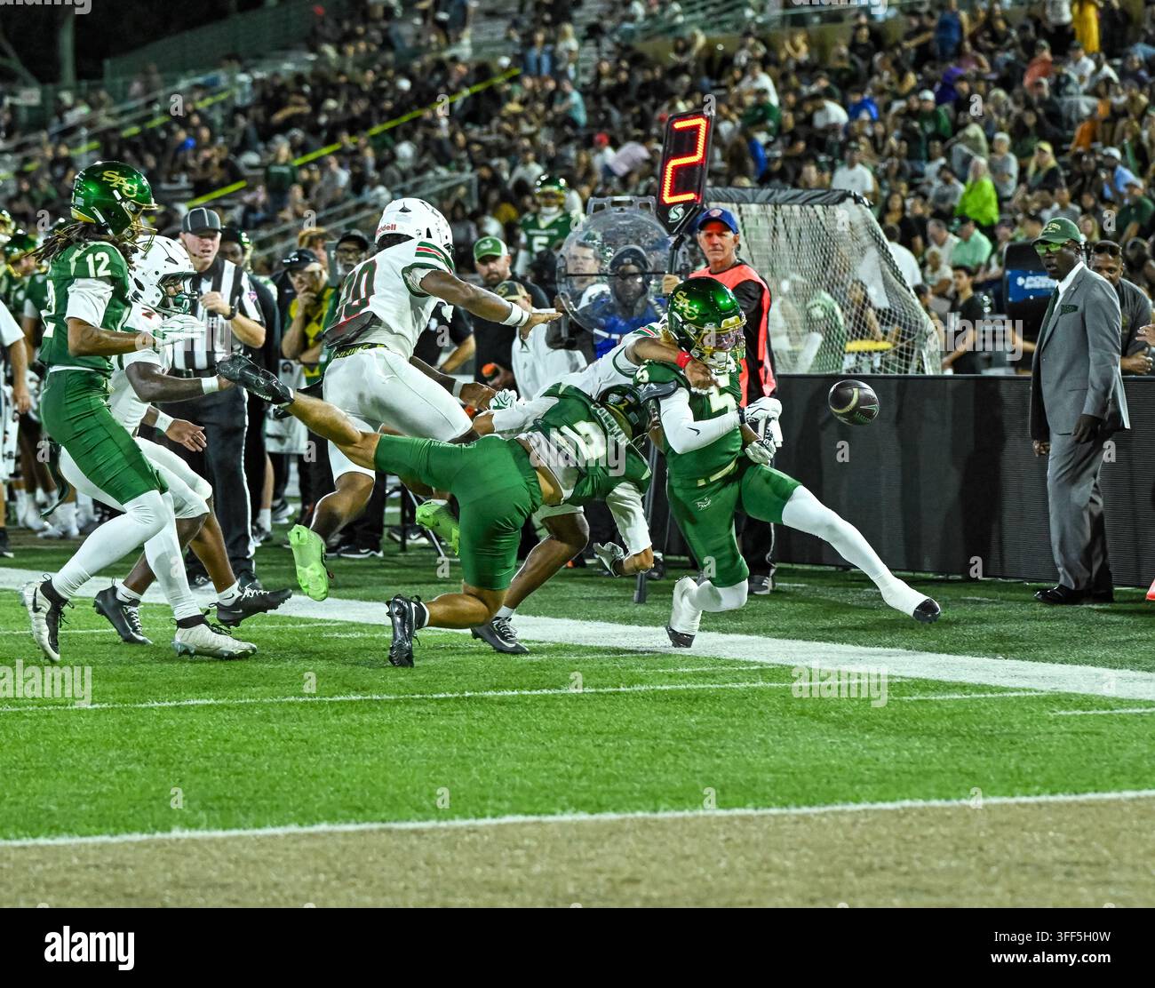 Il wide receiver di Sacramento State Raiden Brown perde la palla dopo aver fatto una ricezione durante il 2° quarto dell'apertura casalinga degli Hornets. Foto Stock