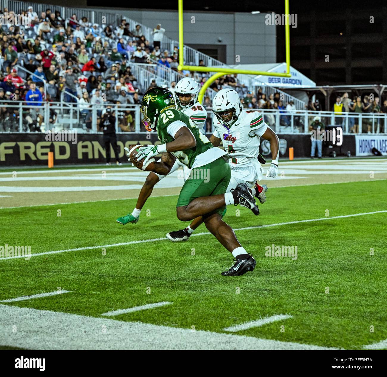 Cornerback di Sac State Caleb Reese (29) corre con la palla durante un ritorno di palla persa nel secondo quarto durante la prima partita casalinga degli Hornets nella Mid-American Conf Foto Stock