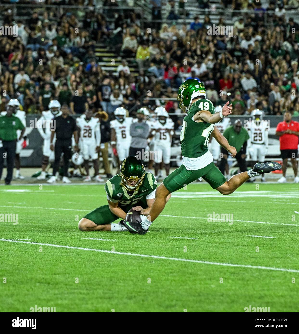 Il kicker del Sacramento State Grant Meadors (49) calcia un punto supplementare durante il secondo quarto nella loro prima partita casalinga nella Mid-American Conference. Foto Stock