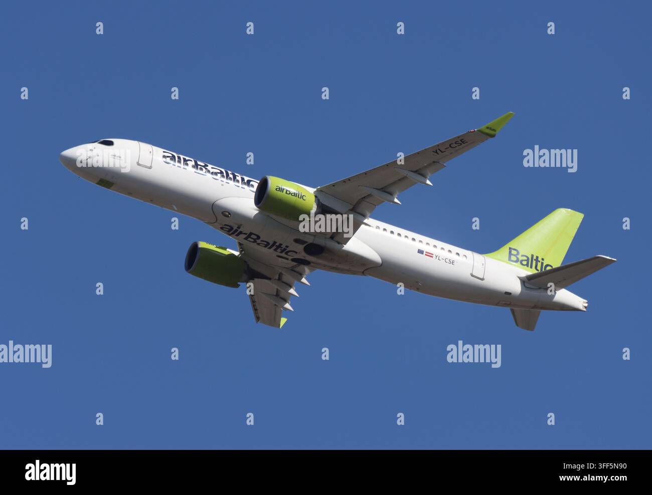 Un Airbus A220-300 di Air Baltic decolla da Londra Gatwick Foto Stock