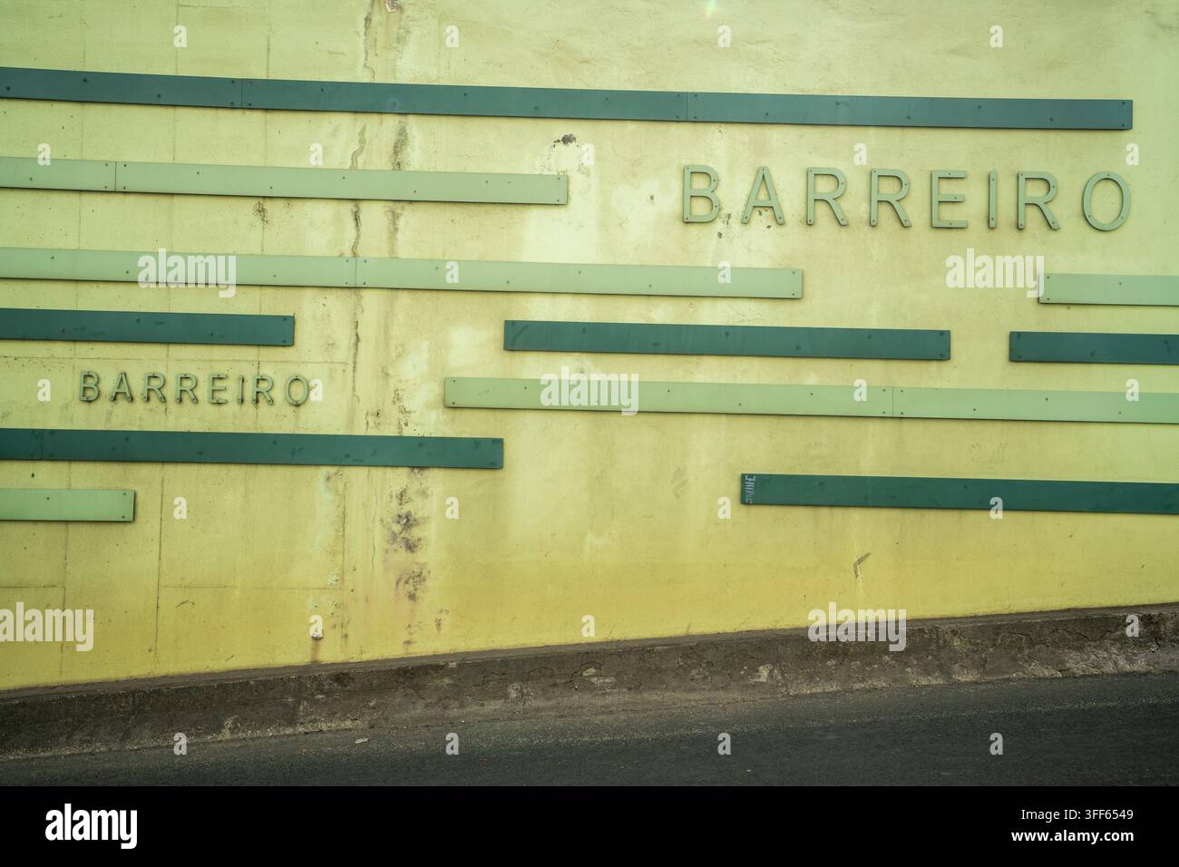Facciata del tunnel di Barreiro con il nome della città scritto due volte su uno sfondo di parete verde, Barreiro-Portogallo Foto Stock