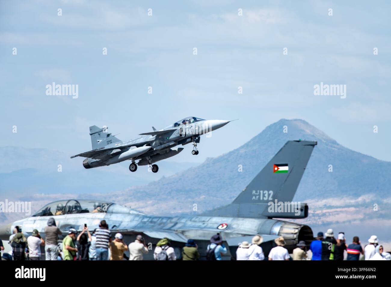 Aereo da combattimento Saab JAS 39D Gripen dell'Aeronautica Militare Ungherese in decollo sotto un cielo blu terso, foto di aviazione militare Foto Stock
