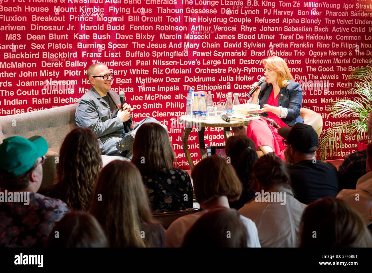 Cory Doctorow e Sylwia Czubkowska parlano sul palco in microfoni davanti a un pubblico seduto durante un incontro di autori. Foto Stock