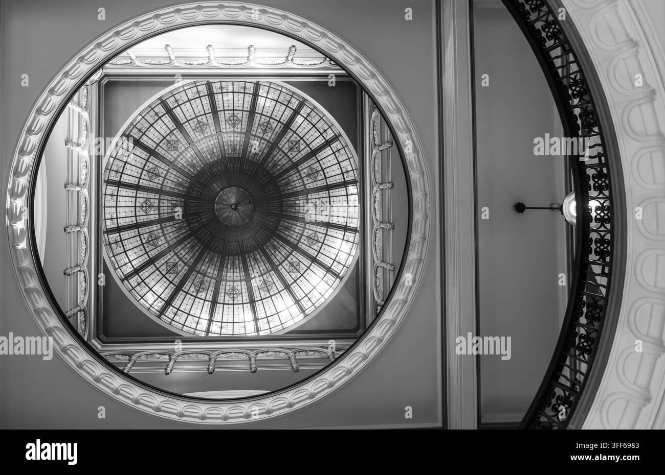 Riflessione architettonica in bianco e nero di un soffitto a cupola in vetro di un atrio. Foto Stock