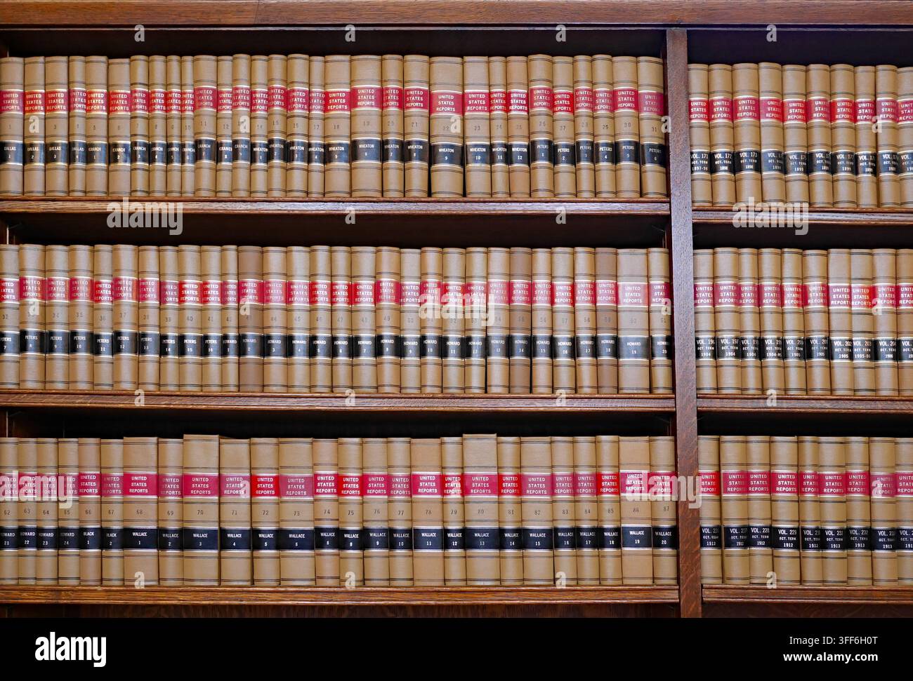 lunga fila di scaffali con libri di legge Foto Stock