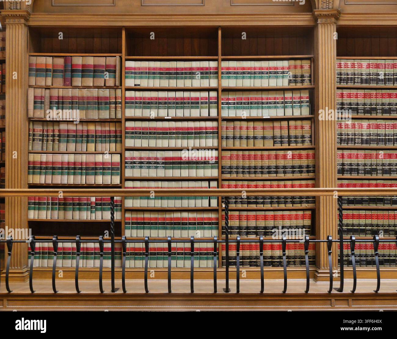 lunga fila di scaffali con libri di legge Foto Stock