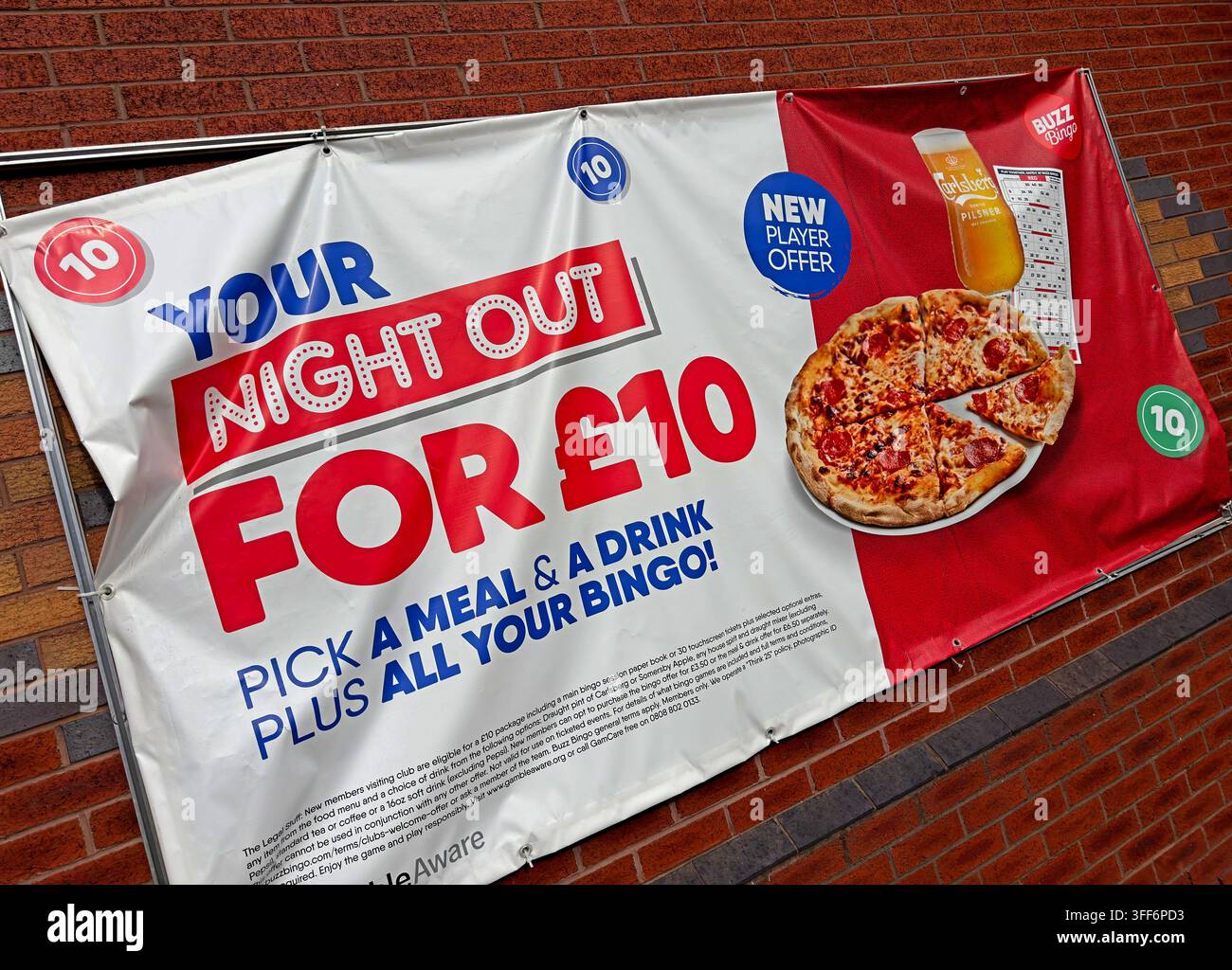 Banner di Buzz Bingo Warrington che pubblicizza una serata di ospitalità per nuovi giocatori a £10 comprensiva di bingo, un pasto e una bevanda. Foto Stock