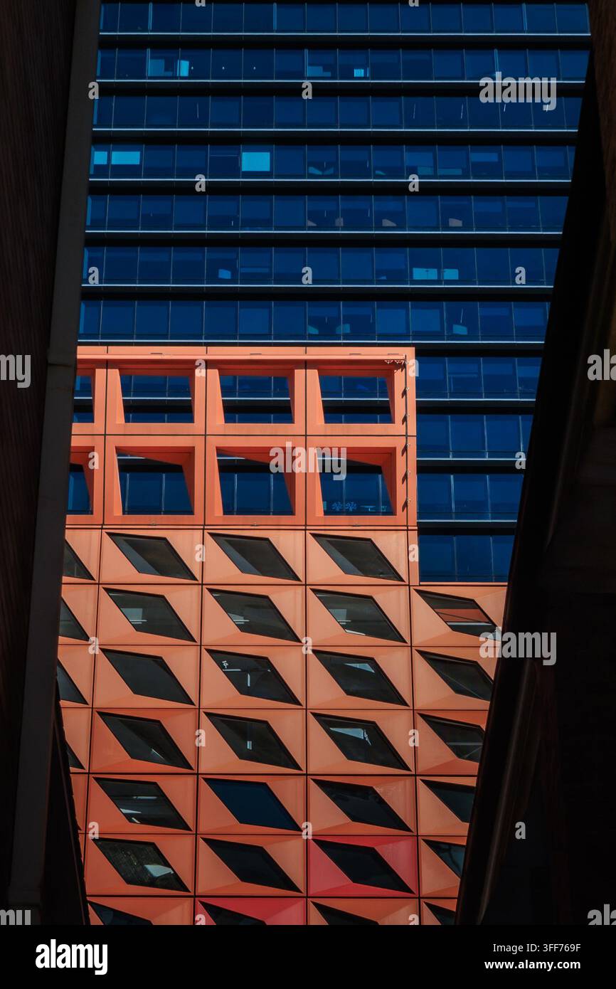 Scatto grafico astratto dell'architettura che cattura il contrasto dinamico dell'edificio civico PHIVE a Parramatta Square, Sydney. Foto Stock
