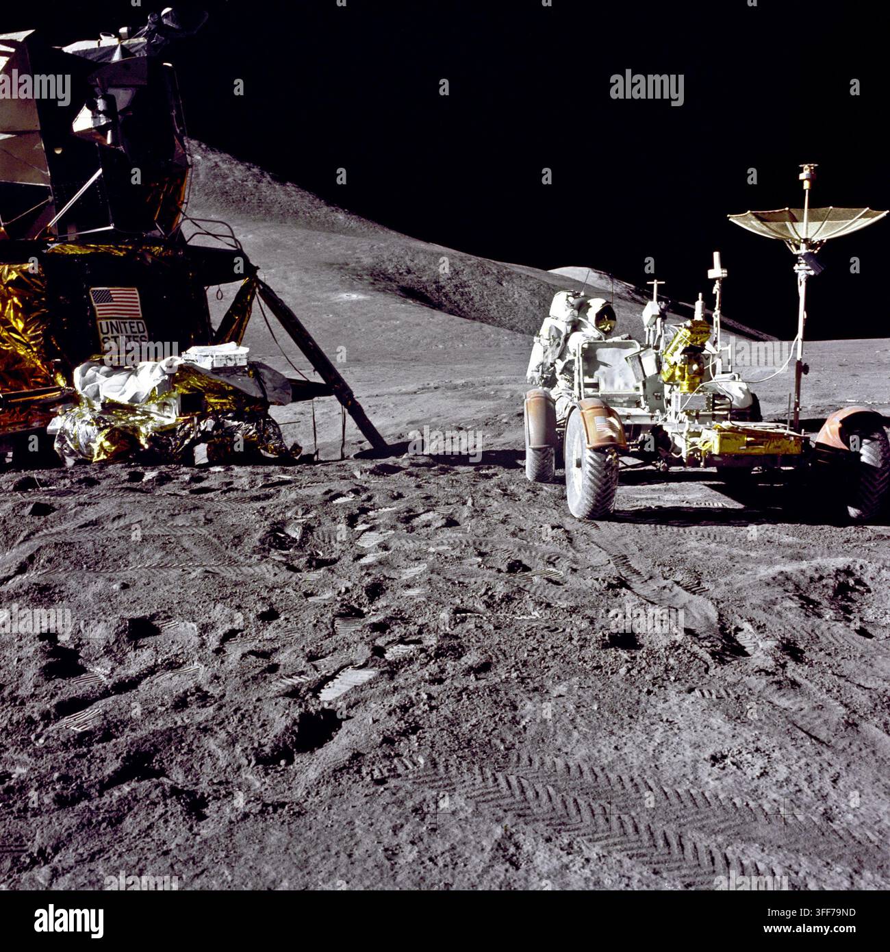 Irwin carica il Rover Descrizione completa Il pilota del modulo lunare di Apollo 15, James B. Irwin, carica il "Rover", Veicolo Lunare a Ruote (LRV), con strumenti e attrezzature in preparazione per la prima attività extraveicolare lunare (EVA-1) nel sito di atterraggio Hadley-Apennine. Una parte del modulo lunare (LM) "Falcon" è visibile a sinistra. Il retroriflettore per il rilevamento laser non dispiegato (LR-3) si trova in cima all’Assemblaggio di Stoccaggio dell’Attrezzatura Modulare (MESA) del LM. Questa veduta guarda leggermente a ovest di sud. Hadley Delta e la Faccia Apennina sono sullo sfondo a sinistra. Il cratere St. George è distante circa 5 chilometri Foto Stock
