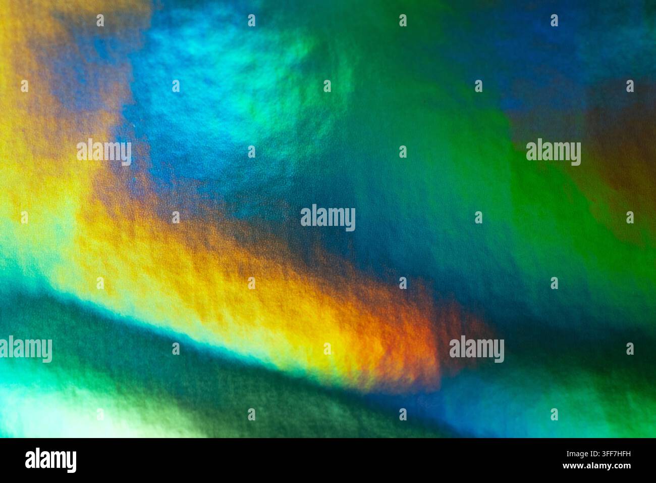 Texture in lamina verde. Superficie riflettente iridescente che forma onde verdi, gialle e blu per la tecnologia ecologica, la bellezza, il design della moda. Energia e moderno Foto Stock