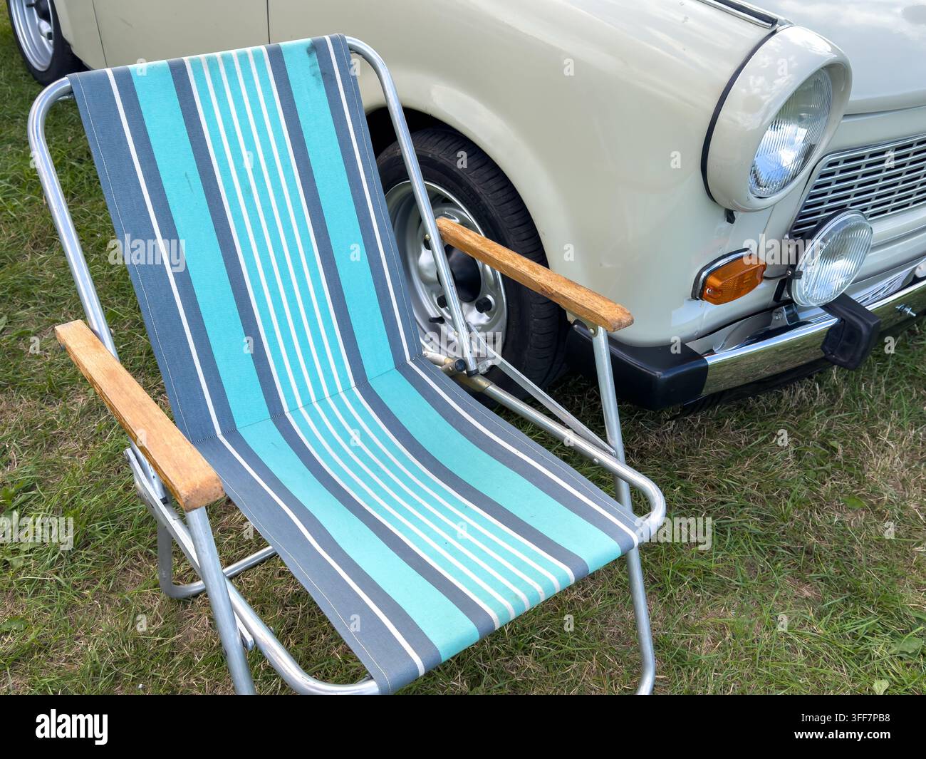 Sedia da campeggio vintage della Germania Est con auto Trabant Foto Stock