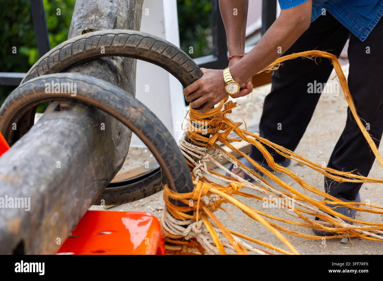 Una ruota di riparazione della corda per la mano con barriera a corda per la manutenzione all'aperto Foto Stock