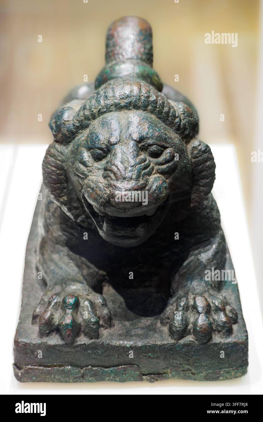 Peso a forma di leone Un lato di questo peso pesante è inciso in aramaico con 'corretto secondo lo statero d'argento'. Ciò si riferisce probabilmente all'uso di uno standard di peso basato su monete d'argento conosciute come statere. Questo oggetto ora pesa poco più di 31 kg, il che corrisponde approssimativamente a un talento babilonese (circa 30 kg) e all'equivalente greco di 29-30 kg. Metà del VI al IV secolo a.C., Abydus vicino a Troia, Turchia Foto Stock