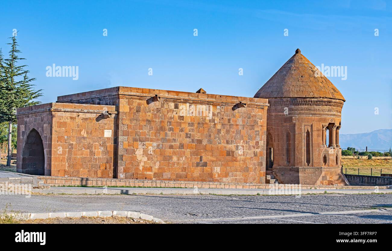 La tomba storica di Emir Bayindir (Kumbet) e la moschea adiacente sotto un cielo blu limpido nel distretto di Ahlat di Bitlis, Turchia. Costruito nel 1481 durante il periodo degli Aq Q Foto Stock