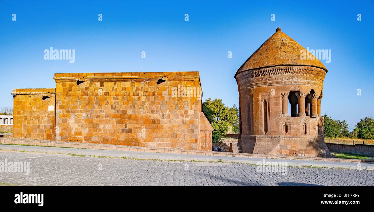 La tomba storica di Emir Bayindir (Kumbet) e la moschea adiacente sotto un cielo blu limpido nel distretto di Ahlat di Bitlis, Turchia. Costruito nel 1481 durante il periodo degli Aq Q Foto Stock