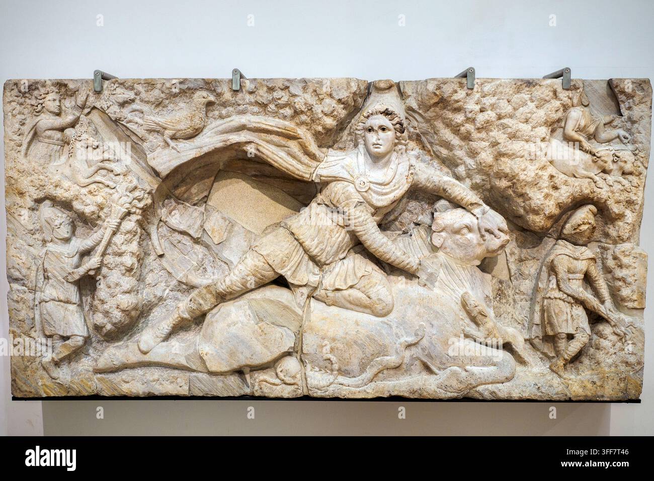 Grande rilievo di Mithra Questo rilievo raffigura l'episodio centrale del mito del dio Mithra, secondo un'iconografia stabilita, illustrando l'uccisione del toro all'interno di una grotta. Sul marmo sono visibili tracce della colorazione originale. Fine del II secolo d.C. - Inizio del III secolo d.C. - Museo Nazionale Romano - Le Terme di Diocleziano - Roma, Italia Foto Stock