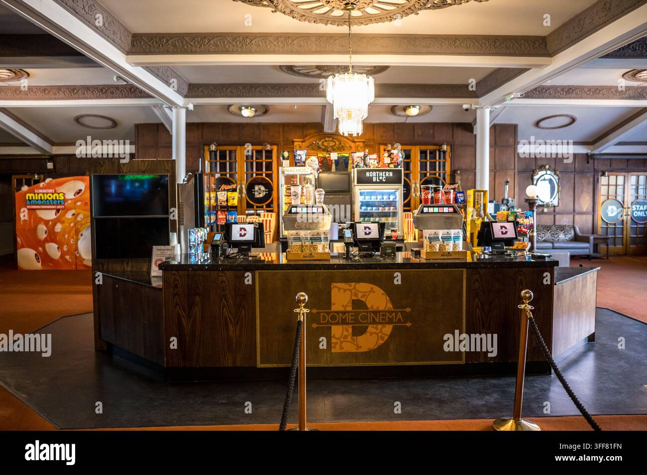 Vista interna della reception e del bancone dei rinfreschi al The Dome Cinema, un cinema Art Déco su Marine Parade a Worthing, West Sussex, Inghilterra. Foto Stock