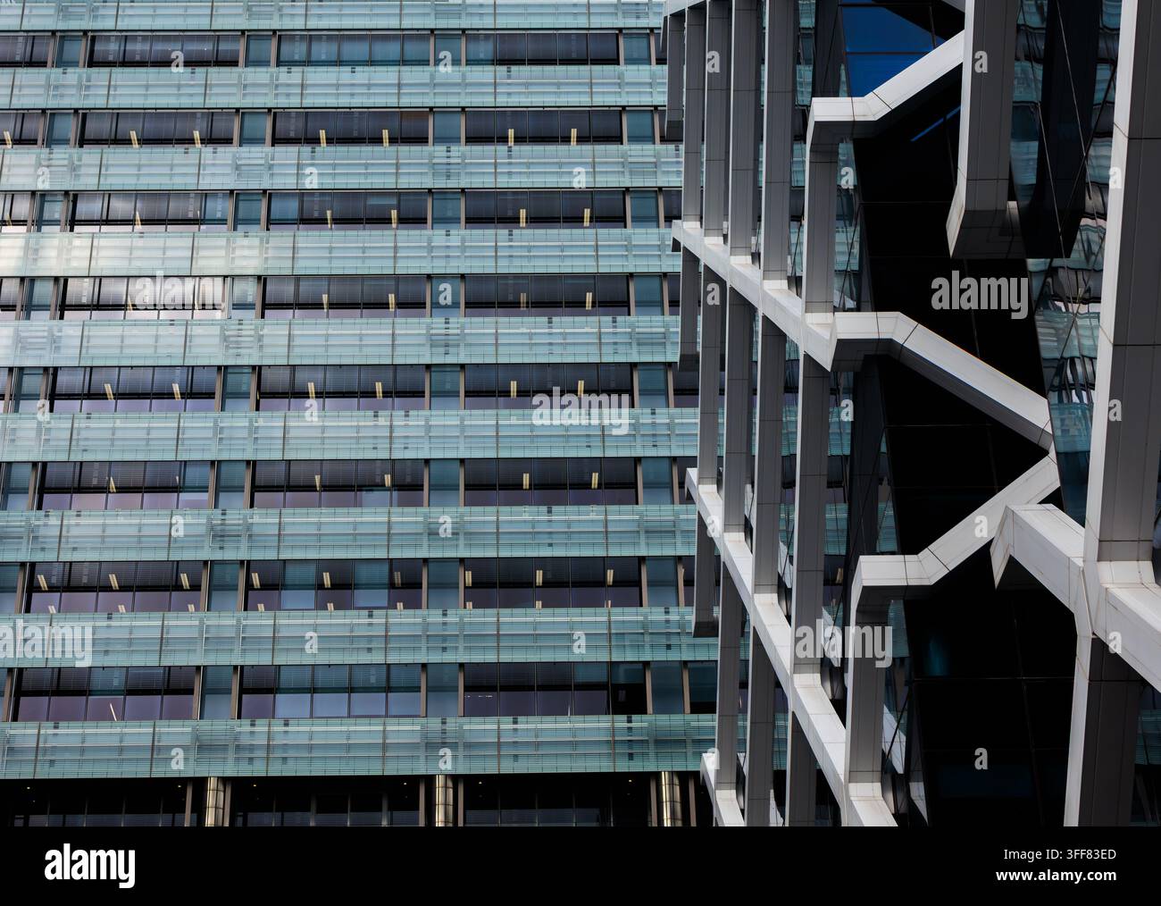 Giustapposizione architettonica tra due edifici commerciali moderni ad uso ufficio. Foto Stock