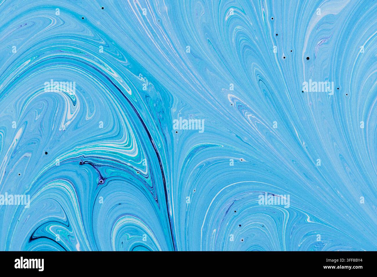 Modello di vernice blu fluida con onde acquatiche chiare a spirale, accenti bianchi e sottili striature scure Foto Stock