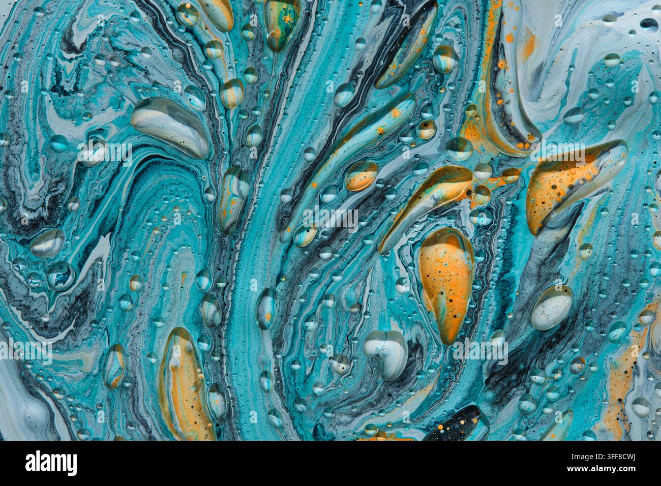 Sfondo di vernice liquida turchese e arancione vivace coperto da gocce d'acqua cristalline simili a rugiada Foto Stock