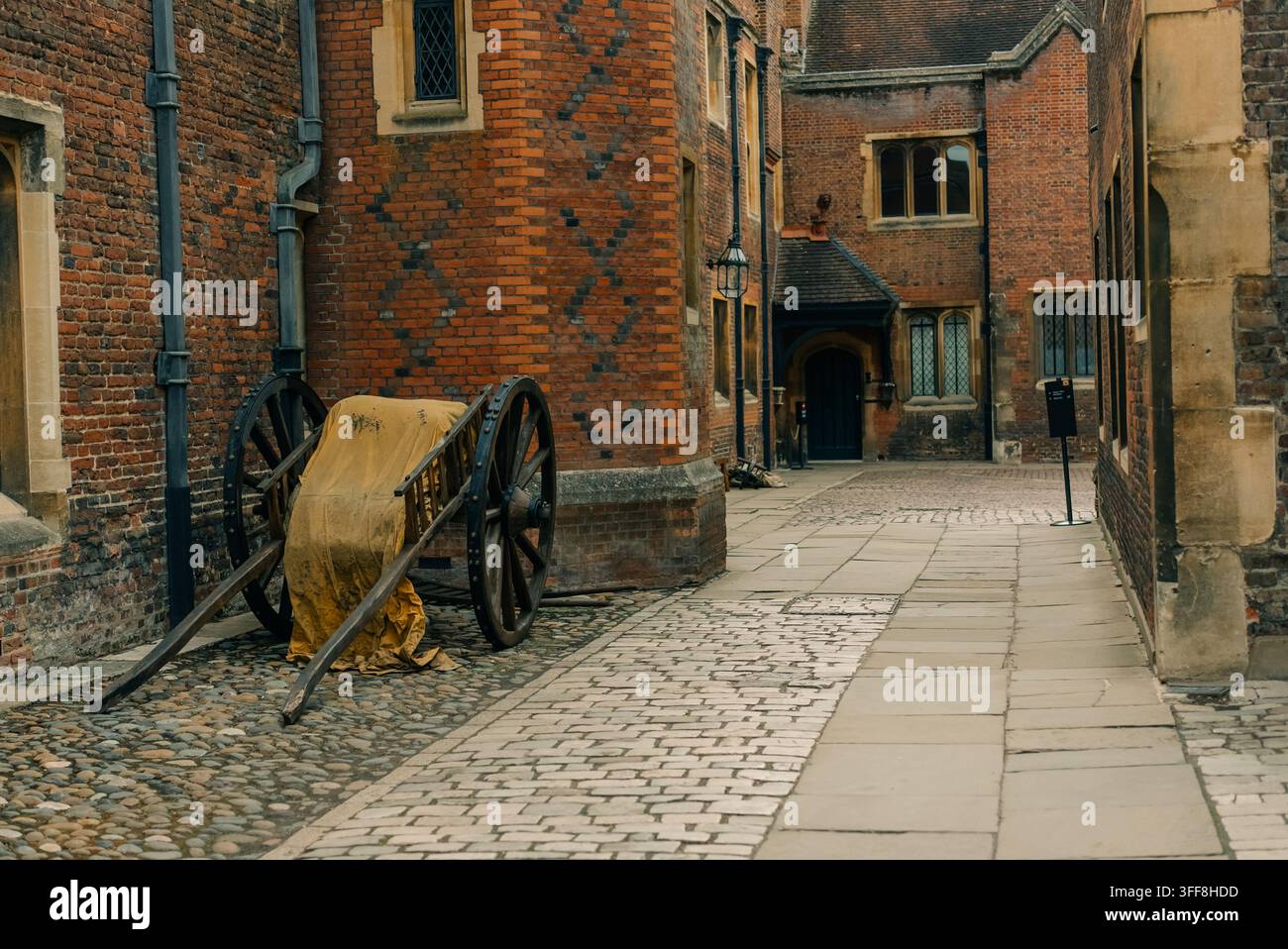 Cortile interno storico di Hampton Court Palace, con architettura in mattoni Tudor, cancelli ornati e edifici reali del palazzo - Hampton Court, Lond Foto Stock