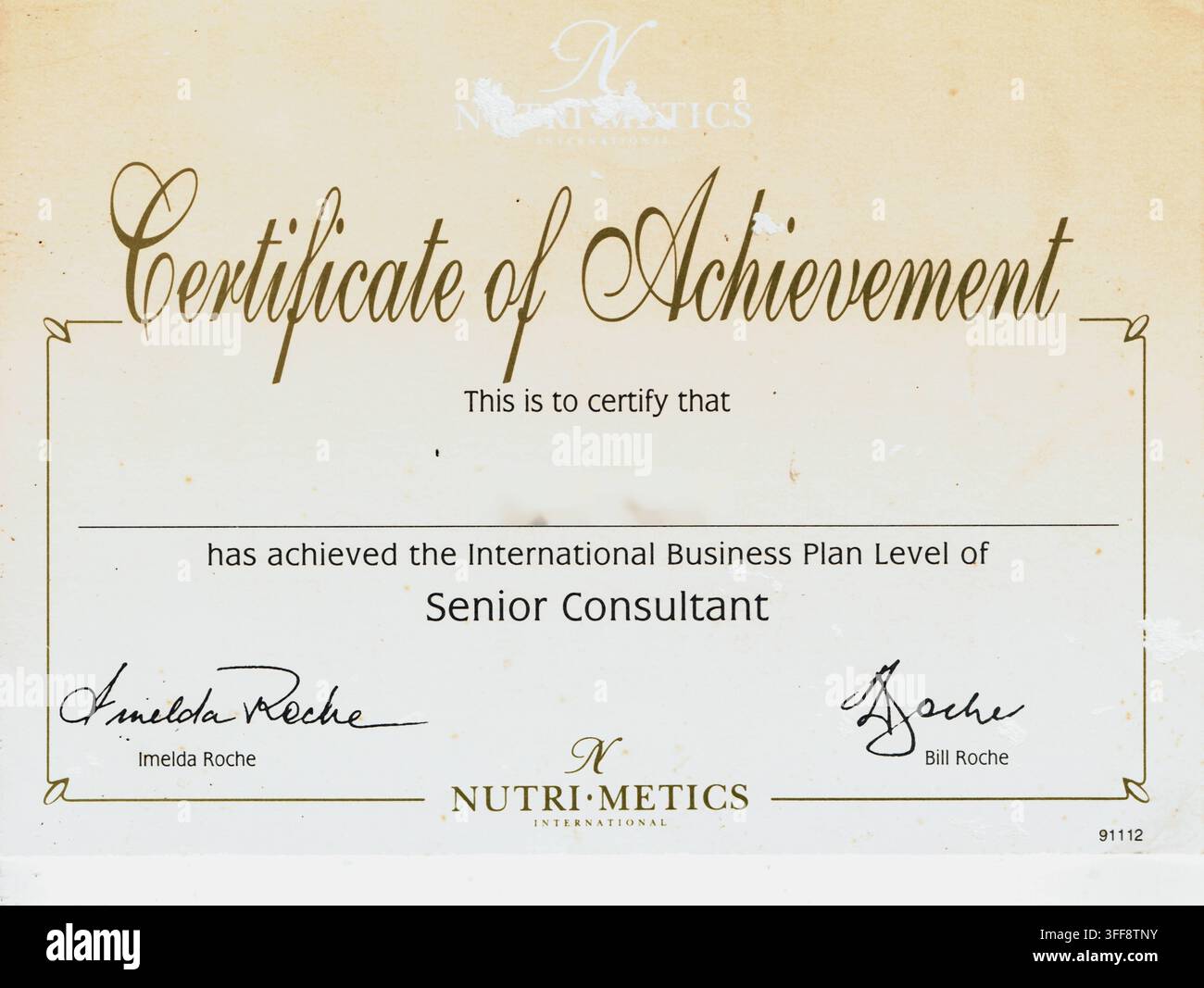 Certificato di rendimento vuoto Nutrimetics Australia del 1990 per Consulente Senior, firmato da Imelda e Bill Roche. Foto Stock