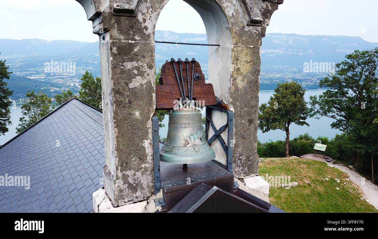 Veduta aerea della campana di Notre-Dame-de-l'Etoile che si affaccia sul lago e sulle montagne a La Chapelle-du-Mont-du-Chat, Alvernia-Rodano-Alpi, Francia. Foto Stock