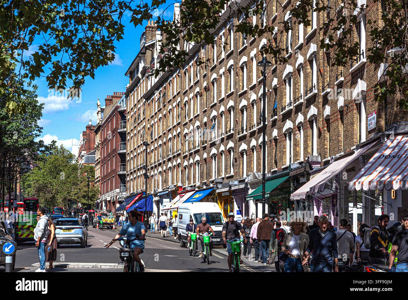 Gli edifici di Sandringham, Charing Cross Road, Centro di Londra, Inghilterra, Regno Unito. Foto Stock