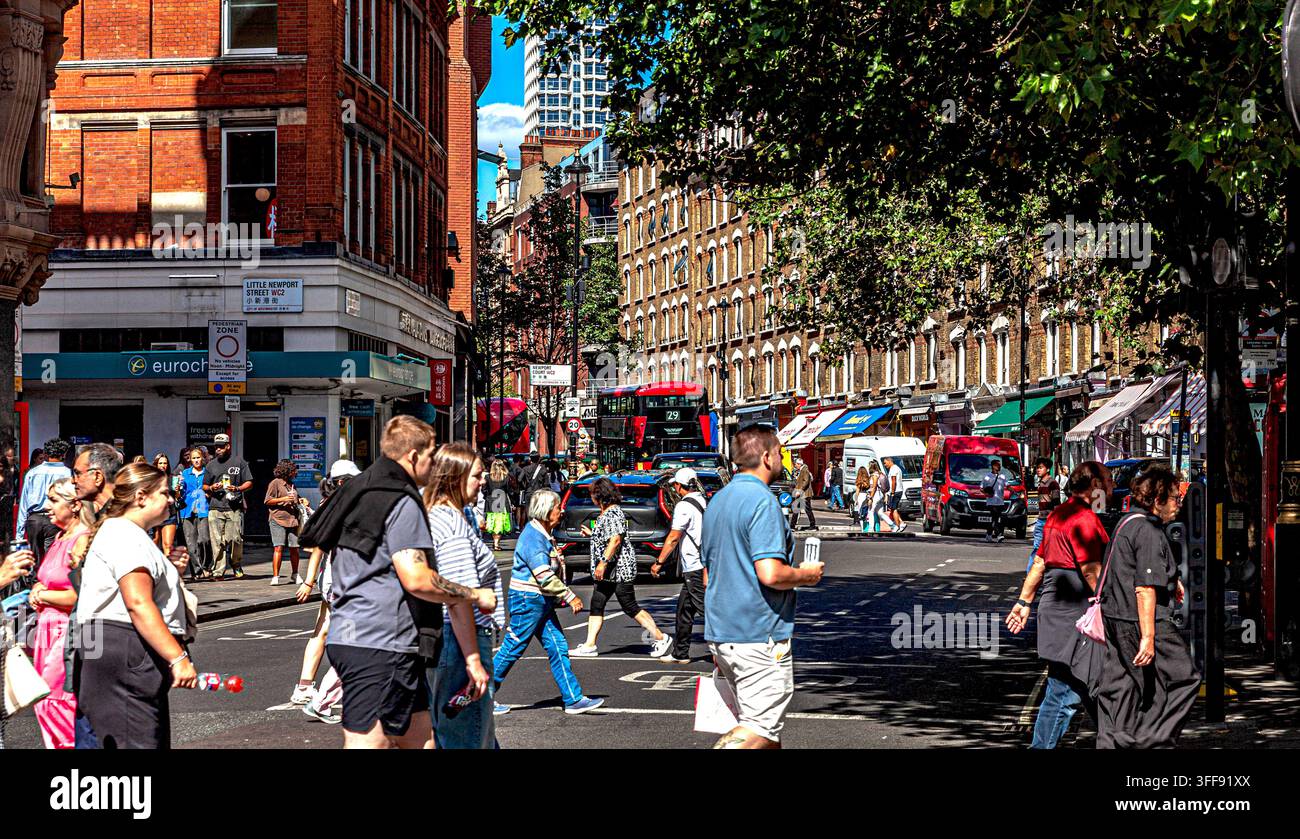 Pedoni che attraversano Charing Cross Road, Londra Centrale, Inghilterra, Regno Unito. Foto Stock