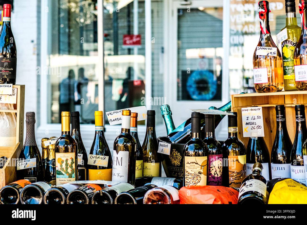 Londra, Regno Unito, 06 settembre 2026, Selezione DI bottiglie d’artigianato rosso, bianco e spumante con cartellini dei prezzi a uno stand del mercato contadino Foto Stock