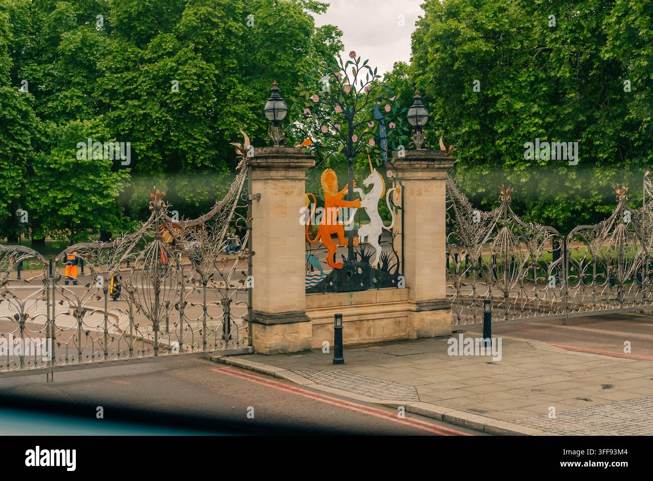 Cancello della Regina Elisabetta all'ingresso di Hyde Park vicino a Hyde Park Corner e Apsley House, Londra, Regno Unito - 4 settembre 2026. Foto di alta qualità Foto Stock