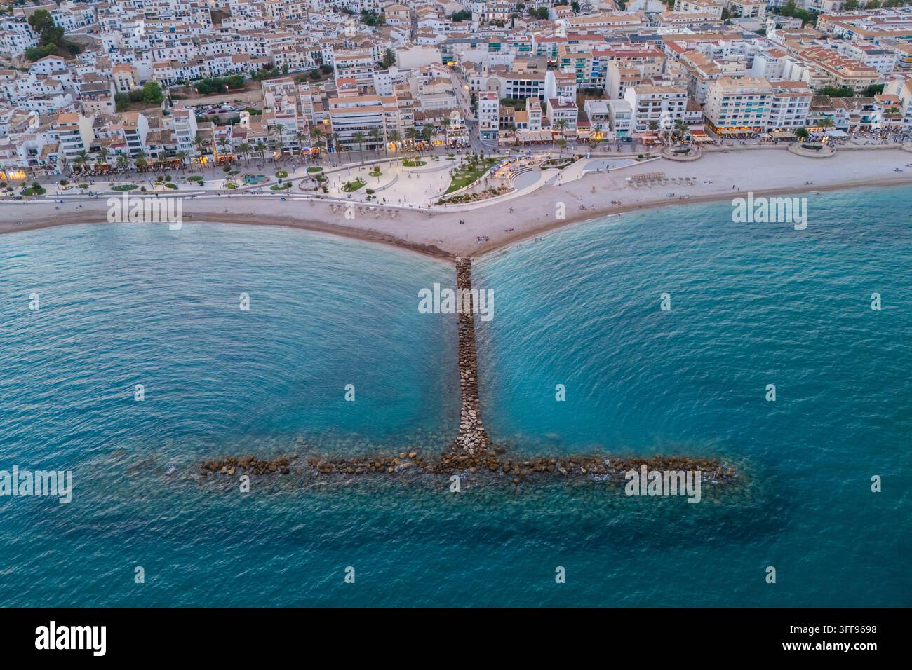 Vista aerea della costa di Altea, del lungomare rinnovato e del frangiflutti a T lungo la costa mediterranea di Alicante, Spagna Foto Stock