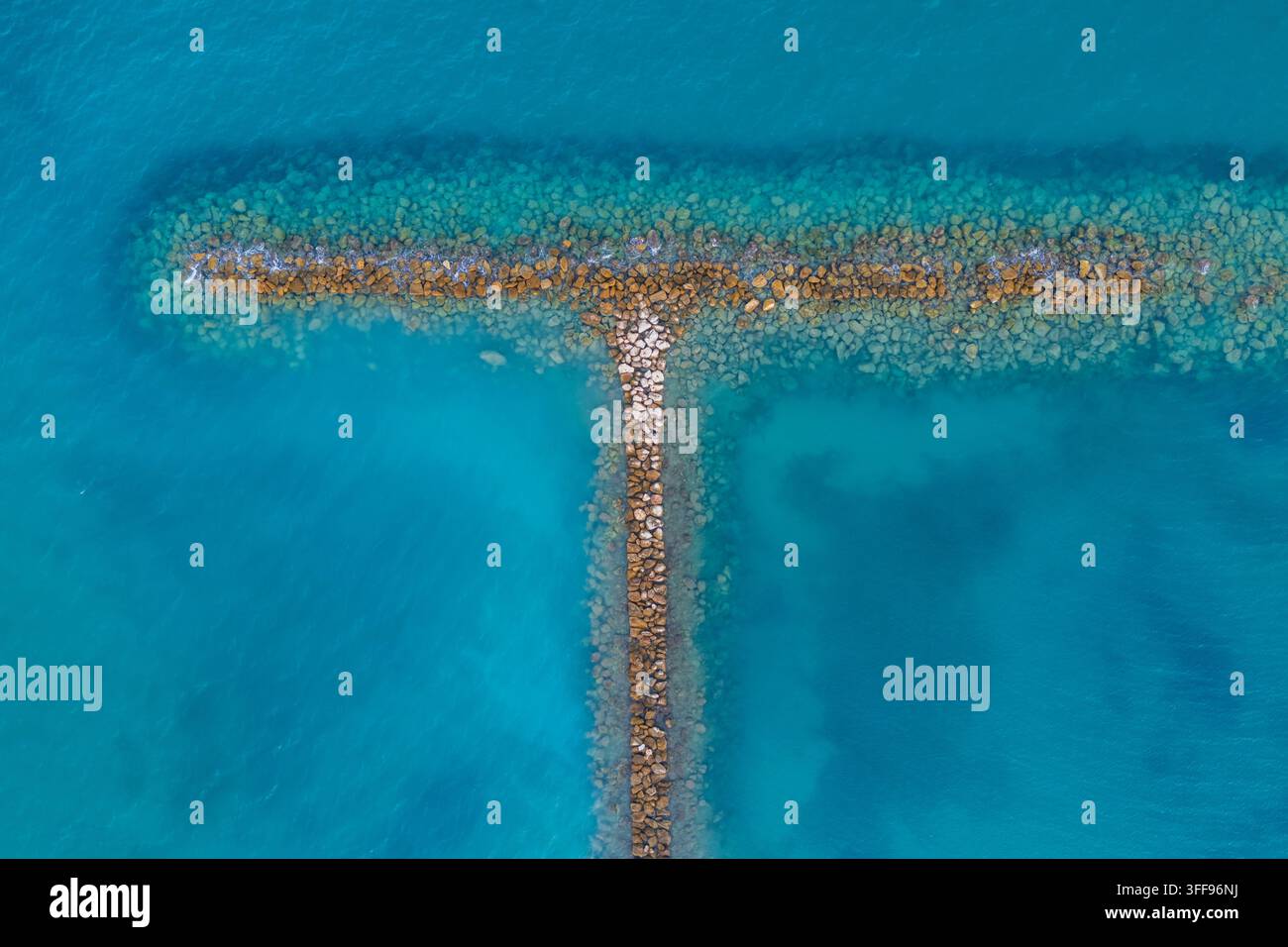 Vista aerea di un gabbione a testa di T lungo la costa mediterranea di Altea, Alicante, Spagna Foto Stock