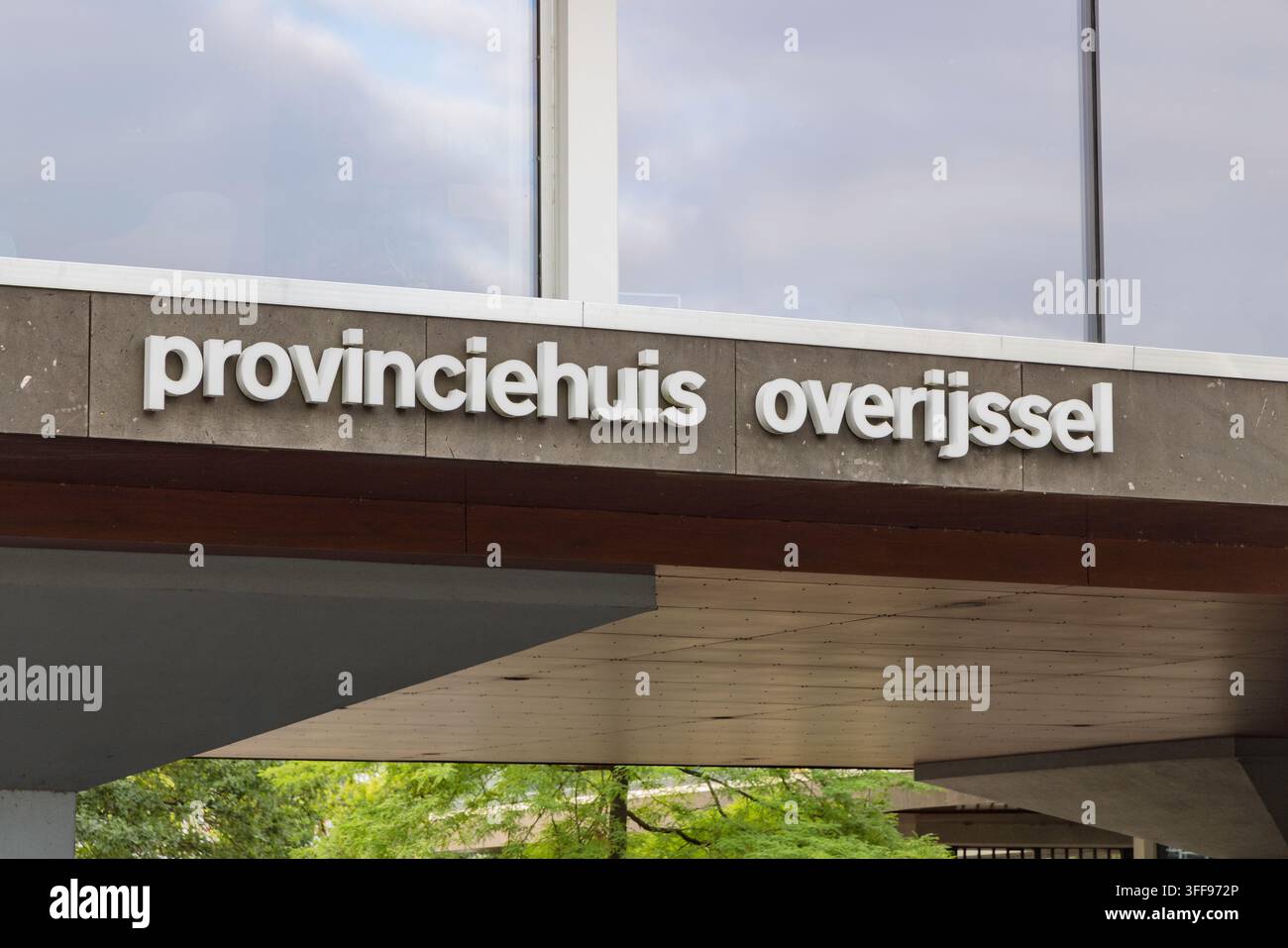 Zwolle, Paesi Bassi – 23 agosto 2026: Un primo piano dettagliato delle lettere bianche tridimensionali che compongono la scritta ‚provinciehuis overijssel‘ sulla facciata moderna Foto Stock