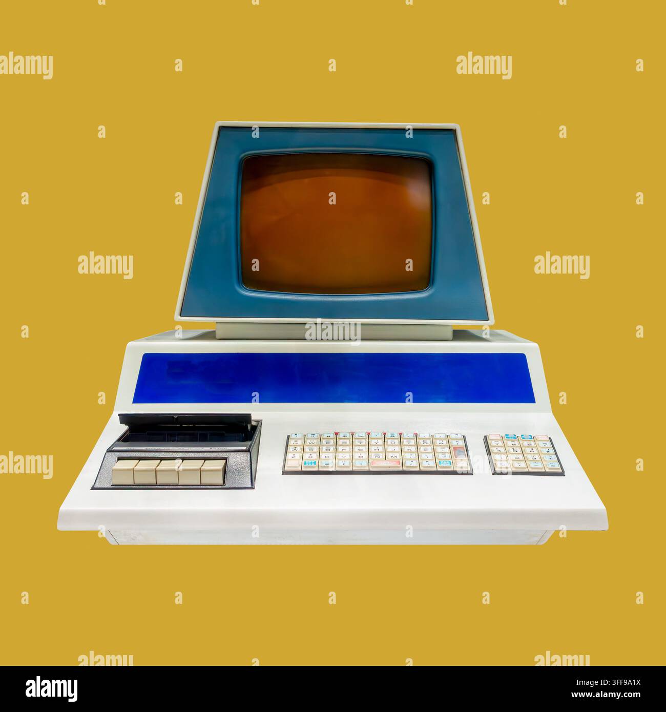 Personal computer desktop vintage anni '80 con display crt su sfondo arancione Foto Stock