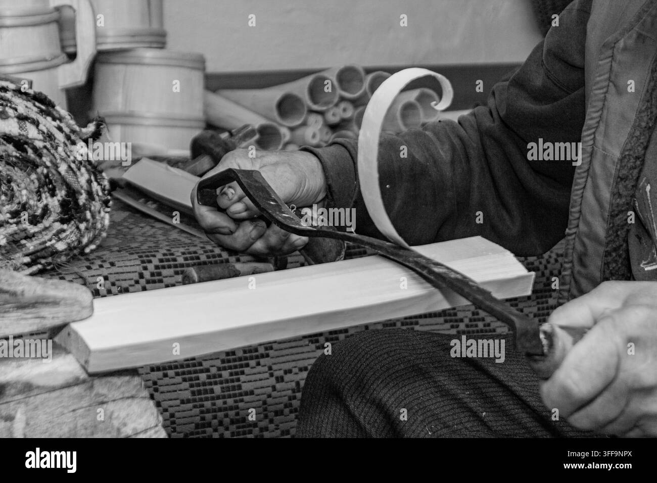 Mani dell'artigiano che modellano il legno, Produzione tradizionale di barili in bianco e nero Foto Stock