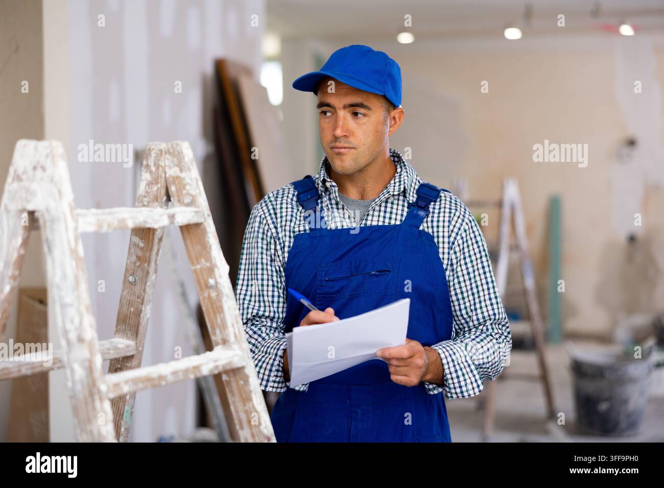 Lavoro di progettazione di lavoro di costruzione dell'uomo in appartamento Foto Stock