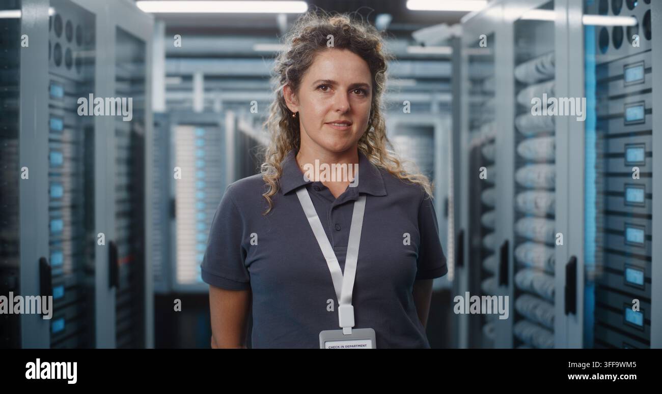 Specialista IT donna sicura di sé in piedi in una moderna sala server del data center. Donne nello STEM e nell'amministrazione di rete garantiscono un archiviazione cloud sicura e un funzionamento affidabile dell'infrastruttura server. Ritratto. Foto Stock
