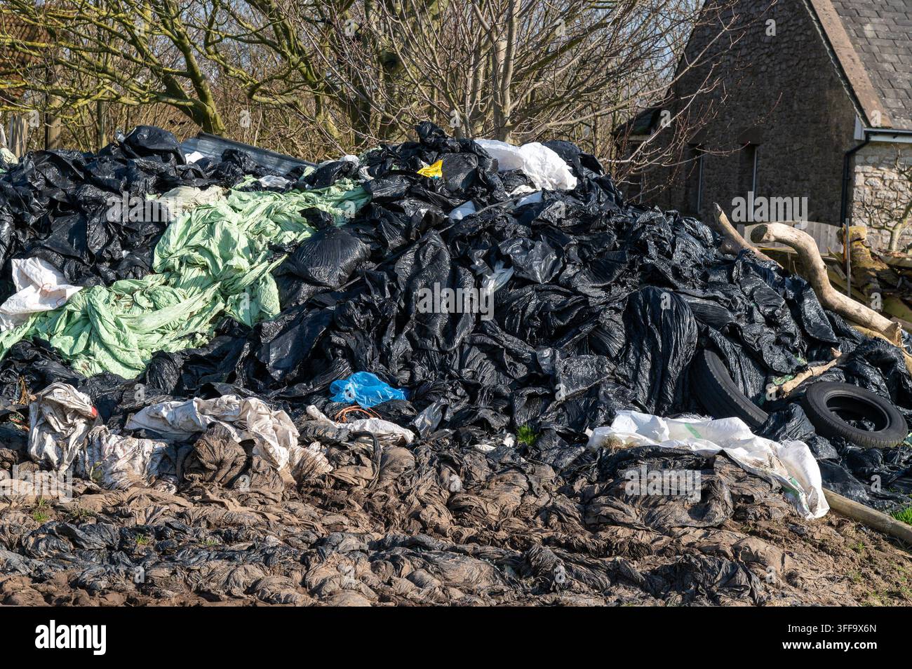 Plastica agricola di scarto accumulata in una fattoria, Lancashire, Regno Unito Foto Stock