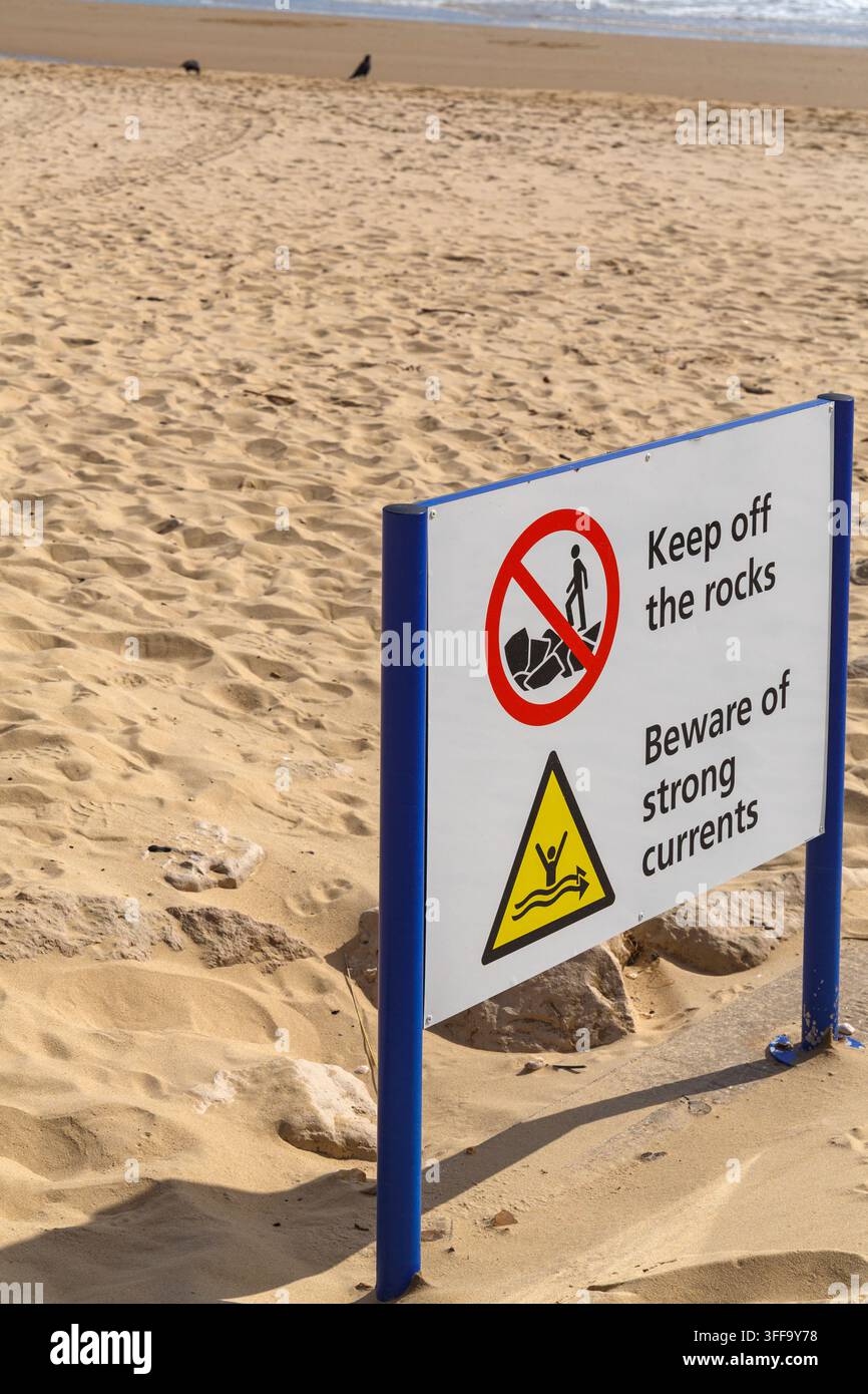 State lontani dalle rocce Attenzione alle correnti forti cartello a Sandbanks, Poole Dorset, UK a settembre Foto Stock