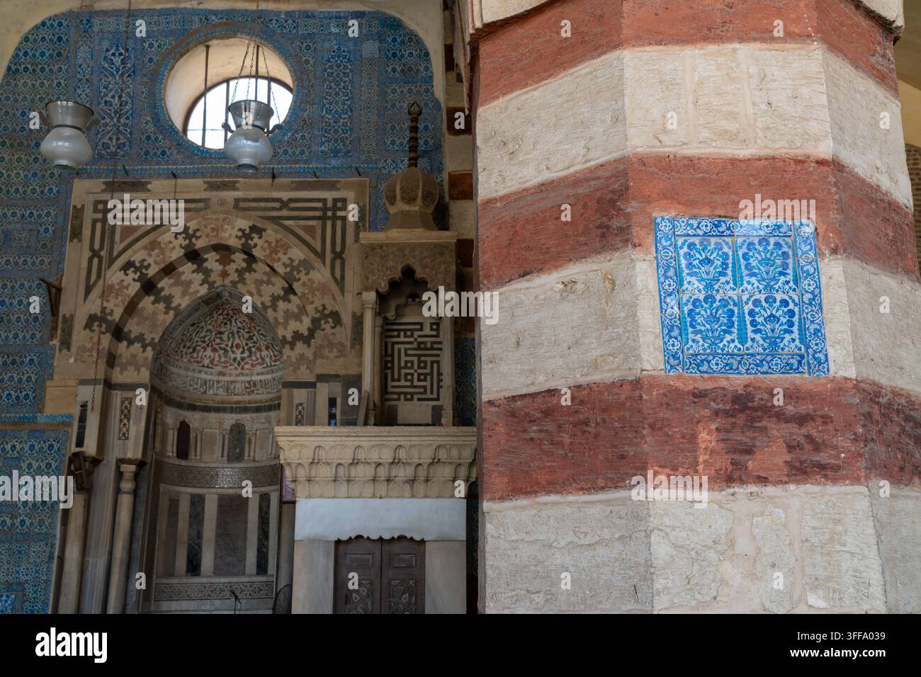 Mihrab dipinto e minbar di marmo con pannello quadrato kufico accanto a un pilastro ablaq, Moschea Aqsunqur, Cairo islamico, Egitto Foto Stock