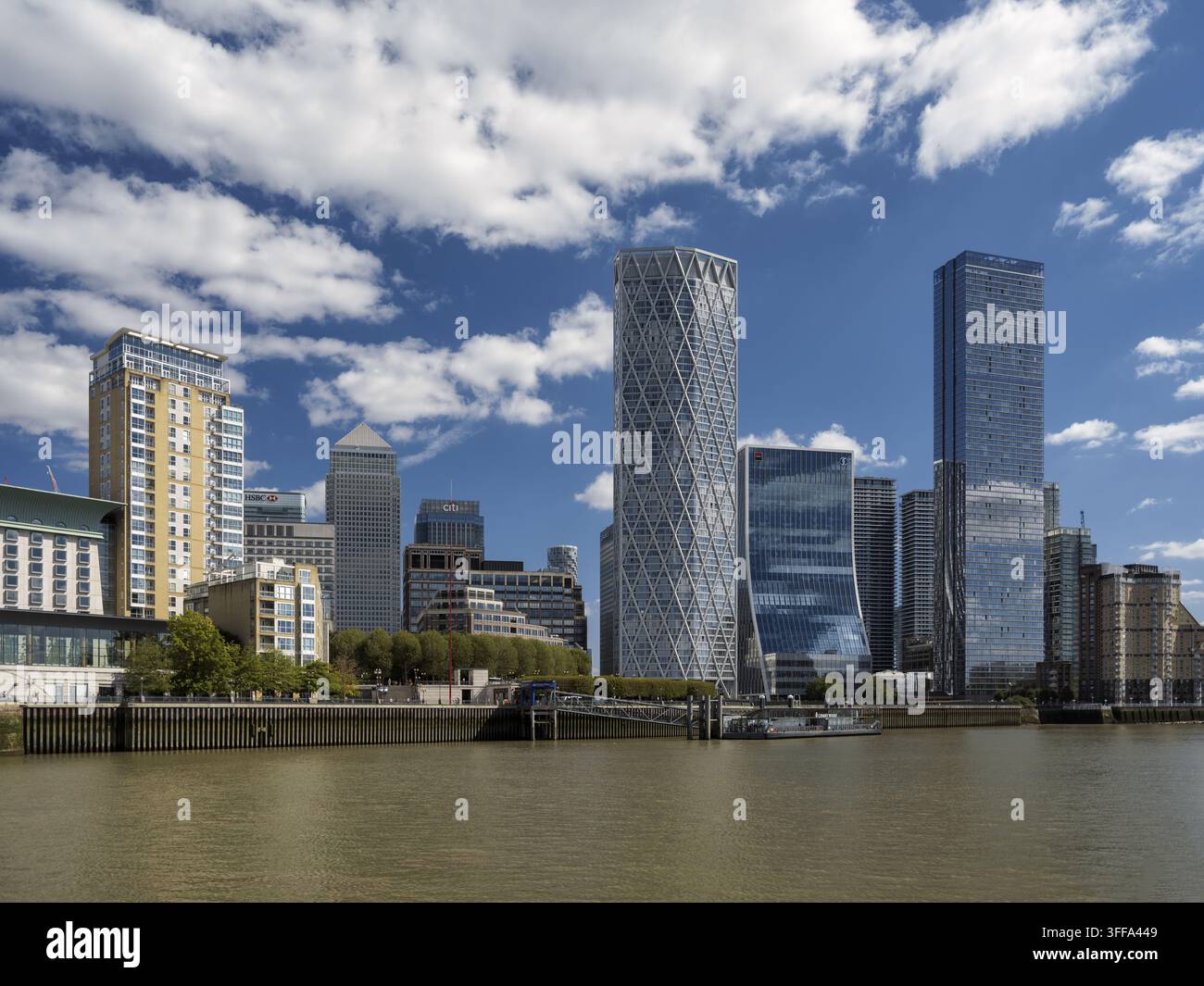 Panorama di Canary Wharf e del grattacielo One Canada Square visti dal Tamigi da Docklands, Londra, Regno Unito. Foto Stock