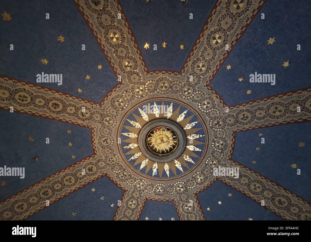 Interno del padiglione di pompaggio di St Bernard's Well, Stockbridge, Edimburgo. Soffitto a mosaico ornato di Thomas Bonnar, all'interno della sorgente minerale storica di Alexander Naysmith. - Immagine stock catturata con smartphone
